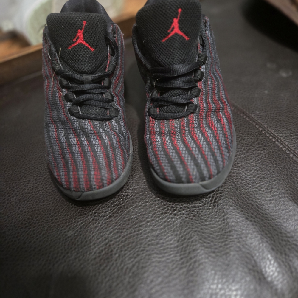Nike Kids Sneakers - Black and Red Stripes - Picture 7 of 11
